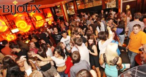 Buzzing crowd in Bijoux